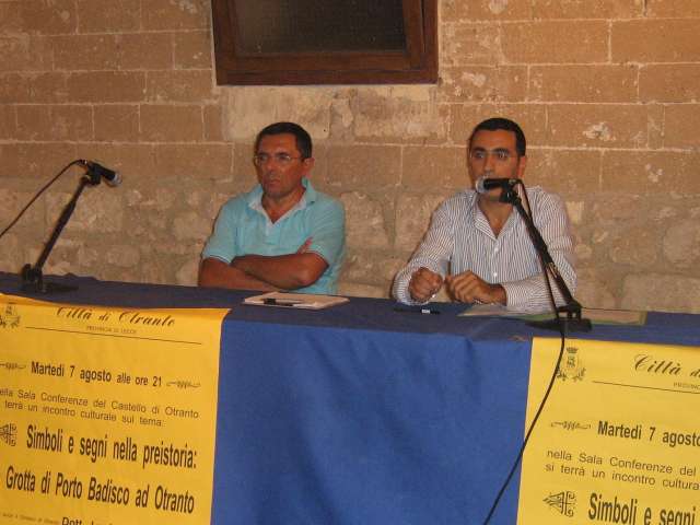 Ieri sera la Sala Triangolare del castello di Otranto ha ospitato un incontro culturale sul tema Simboli e segni nella Preistoria La Grotta di Porto Badisco a Otranto