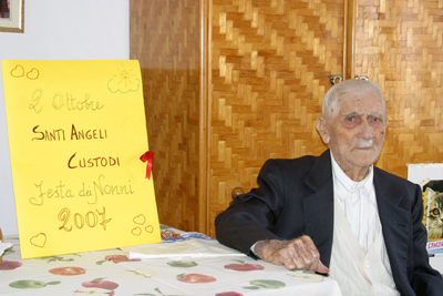 Festa dei Nonni Ieri i ragazzi dell Istituto Maestre Pie Filippini hanno festeggiato il centenario Salvatore Merico