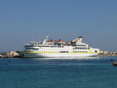 Altra nave da crociera ieri nel porto di Otranto