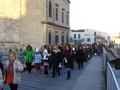 Fiaccolata per dar luce alla pace a cura dell Istituto Maestre Pie Filippini sabato scorso ad Otranto