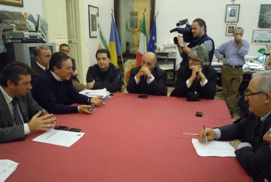 Il Sindaco Luciano Cariddi questa mattina a Polignano a Mare contro le trivellazioni petrolifere nell Adriatico