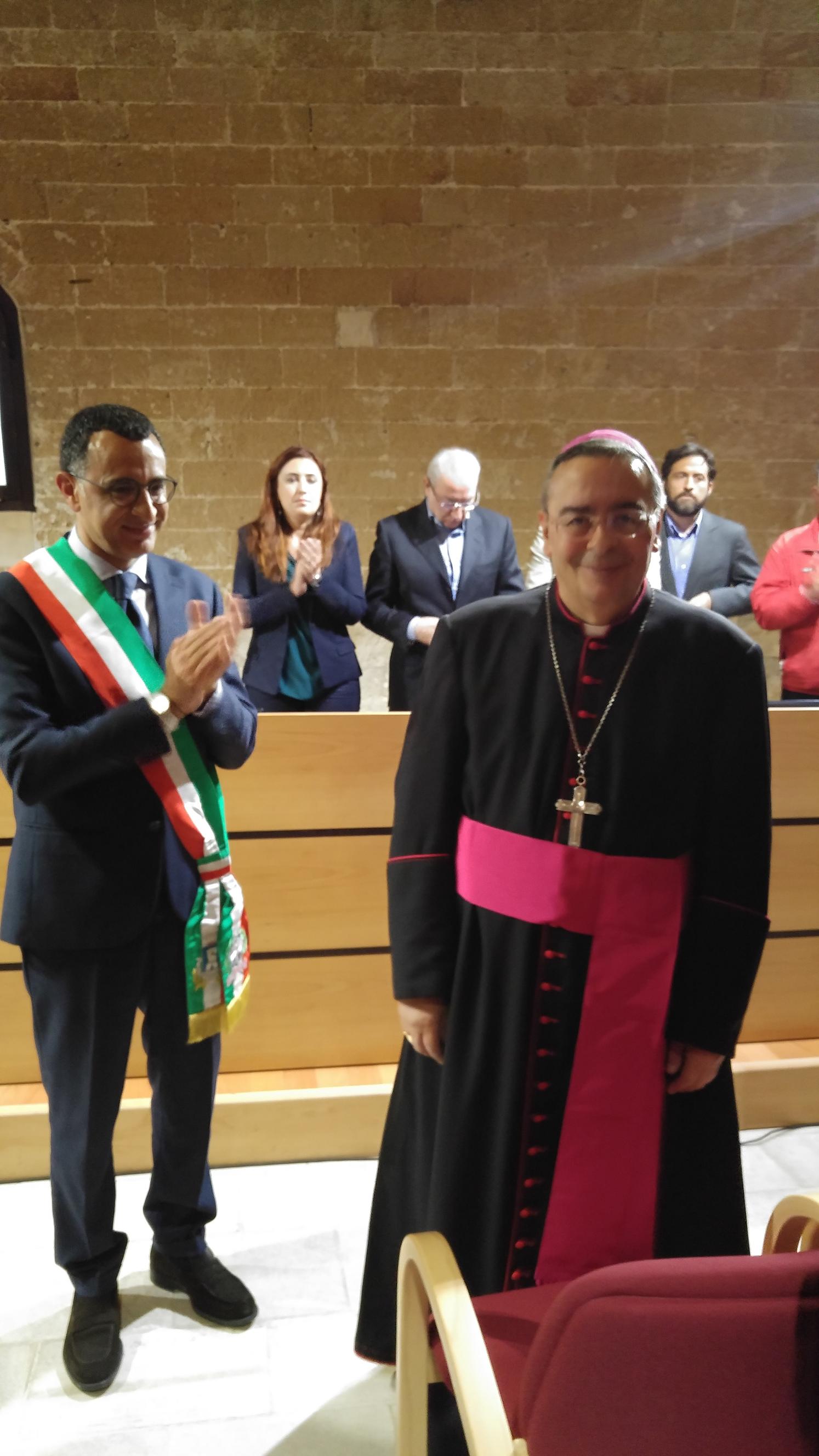 Conferita ieri la Cittadinanza Onoraria a Mons Donato Negro